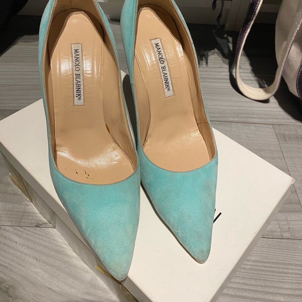 Manolo blahnik pumps color is sea foam